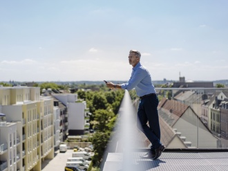 Mann Balkon Terasse Stadt Häuserer Gebäude