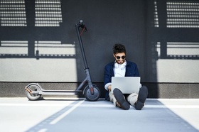 Mann Boden Roller Laptop Urbanes Leben 