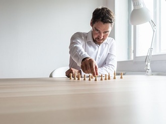 Mann Büro Spielfiguren Schreibtisch Lampe