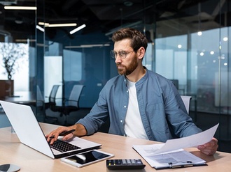 Mann Businessmann Finanzierung Ökonom Büro