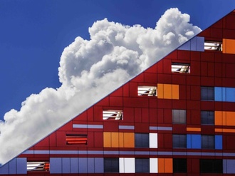 Buntes Haus Dach blauer Himmel Wolken Architektur