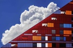 Buntes Haus Dach blauer Himmel Wolken Architektur