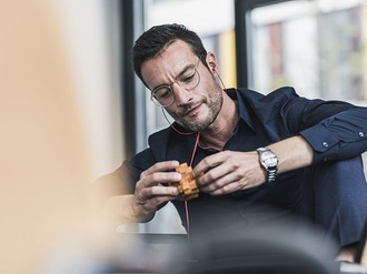 Mann Uhr Cube Kopfhörer Warten Büro Schreibtisch