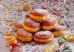 Mehrere Krapfen, Luftschlangen, Konfetti