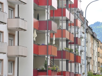 Mehrfamilienhäuser Balkone Straßenzug