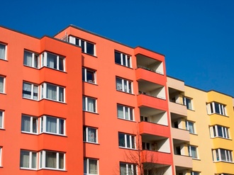 Mehrfamilienhaus Fassade Wohnblock gelb rot