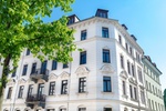 Mehrfamilienhaus Altbau weiß blauer Himmel