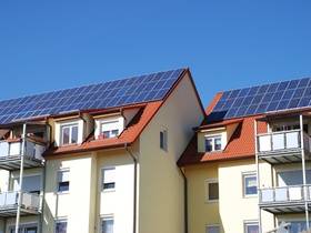 Mehrfamilienhaus mit Solarzellen