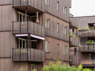 Mehrfamilienhaus Wohnungen Holz-Fassade Balkone