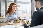 Menschen essen Kantine fröhlich