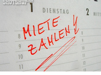 Miete zahlen Schriftzug rot auf Kalender