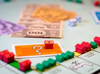 Monopoly Fragezeichen Häuser grün rot