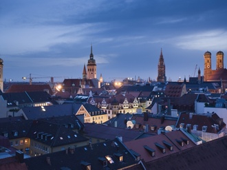 München Blick über Dächer bei Nacht