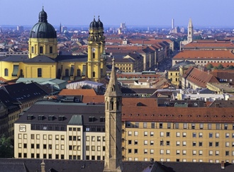 München Blick über Dächer und auf den Dom