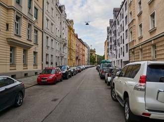 München Stadt Wohnviertel Mietshäuser Autos