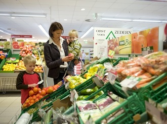 Mutter mit Kindern in Gemüseabteilung