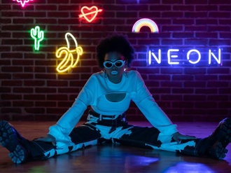 Neon Neonleuchten Neonlicht Banane Kaktus Frau futuristisch