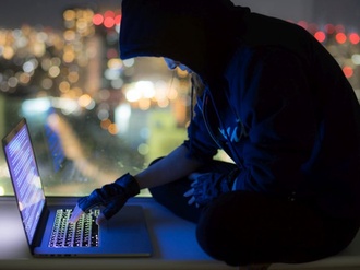 Hacker Hoodie Laptop Frau Stadt Immobilien