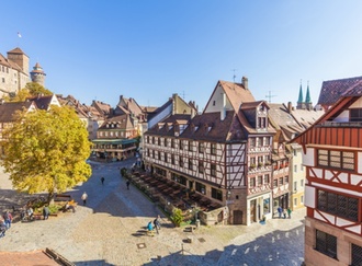 Nürnberg - Altstadt mit Marktplatz und Menschen bei Sonnenschein