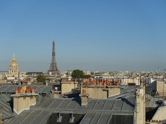 Paris Dächer Blick auf den Eifelturm