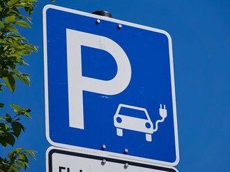 Parkplatzschild Ladesäule