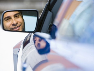 Pendeln Auto Mann Rückspiegel