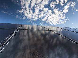 Photovoltaik Modul mit Wolkenspiegelung