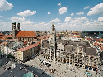 Rathaus München mit Blick über die Stadt