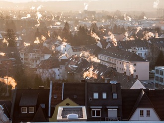 Rauchende Schornsteine Dächer Stadt