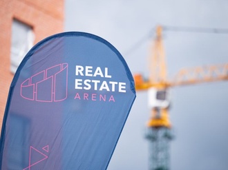 Real Estate Arena 2024 Banner Gebäude