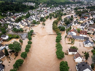 Regenguss Häuser Mann Schirm Unwetter