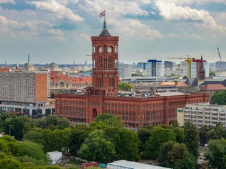 Rotes Rathaus Berlin Häuser Kräne