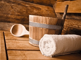 Handtuch, Bottich und Schoepfloeffel in Sauna