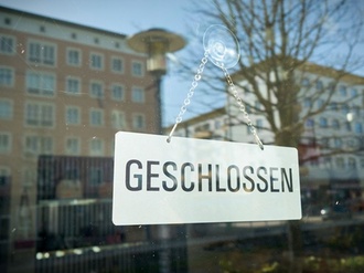 Schild geschlossen mit Fenster-Spiegelung