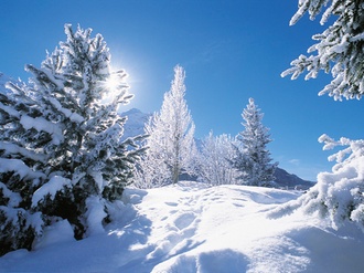 Schneebedeckter Berg bei Sonnenschein