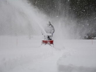 Schneeräumung Schneefräse Mann Schneelandschaft