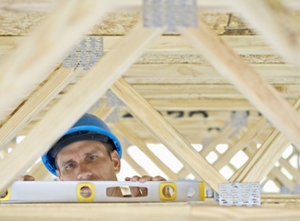 Schutzhelm tragender Handwerker mit Wasserwaage