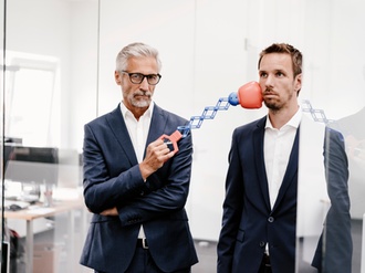 Senior Babyboomer und Millenial im Büro