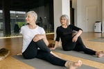 Seniorinnen ältere Frauen Yoga Sport Rente