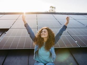 Photovoltaik Solarstrom Solardach Frau Freude