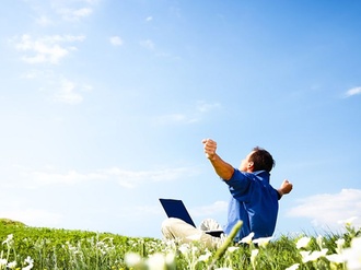 Sommer Sonne Wiese Blumenwiese Mann Laptop