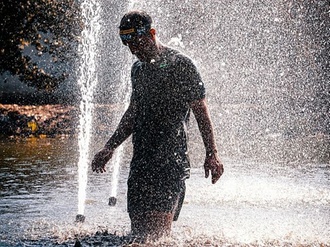 Fontäne Mann Springbrunnen Stadt Sommer Hitze