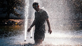 Fontäne Mann Springbrunnen Stadt Sommer Hitze