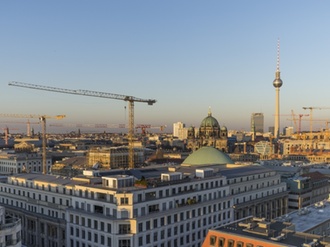 Stadt von oben mit Baustellen und Kranen