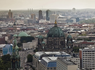 Stadtbild mit Blick auf Berliner Dom und Hochhäuser