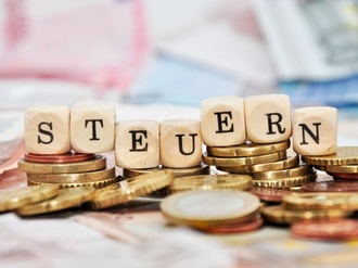 Steuern Buchstaben Geld Münzen Euroscheine