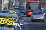 Straße mit Taxis an Taxistand, Linienbus Bus, Auto