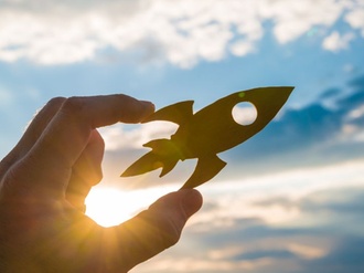 Startup Rakete Pappe Hand Himmel Sonne Wolken