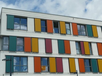 Studentenwohnheim bunte Fassade 