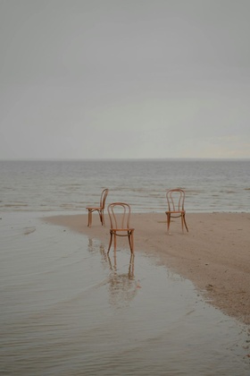 Stühle am Strand